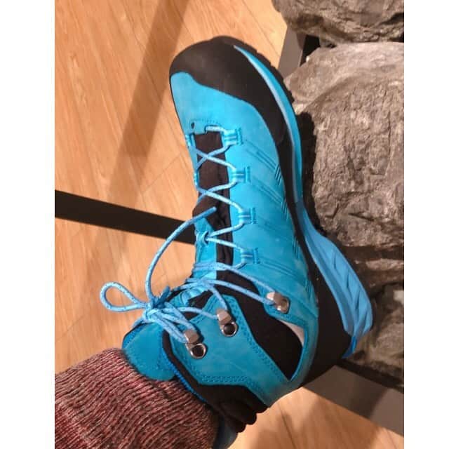 東出真緒さんのインスタグラム写真 - (東出真緒Instagram)「@mammut_japan で冬山トライできる靴を買いました！！ どんどん装備揃ってくるんですけどww(自分で揃えてんだろw) 一目惚れのキャップとメンズのフリースも買っちゃった💜むっっちゃ可愛い。 . #mammut #山 #登山 #🏔 #footwear #cap #むっちゃ可愛い」1月12日 21時11分 - mao_bigmama_vn