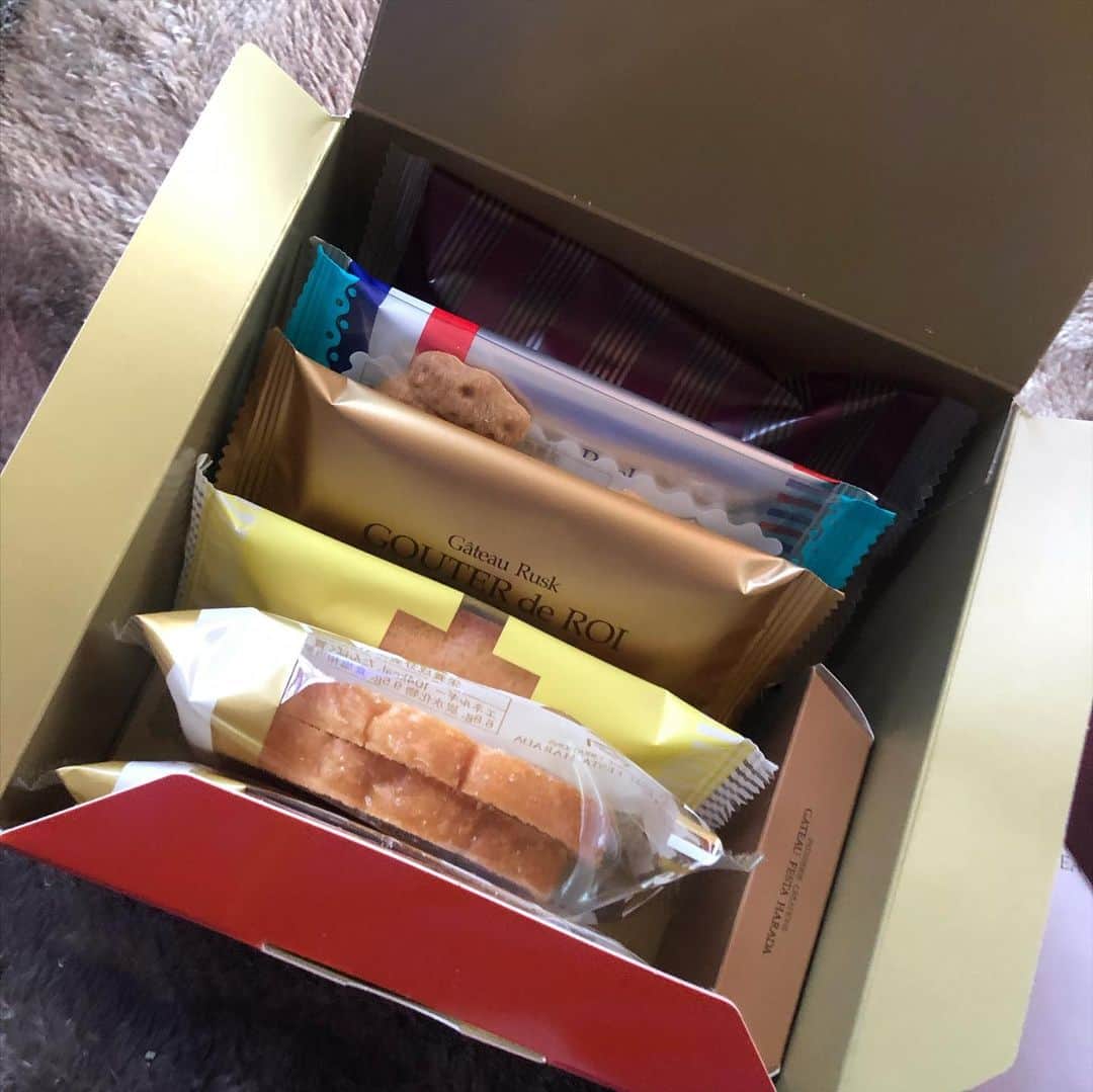 中野みやびのインスタグラム：「らすく！  #ラスク #rusk #ガトーハラダ #ハラダ #らすく #群馬 #japan #gunma #美味しい #very #good #お菓子 #中野みやび #みやび」