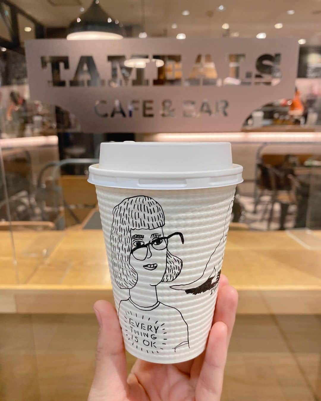 熱田久美さんのインスタグラム写真 - (熱田久美Instagram)「☕️TAMEALS / 品川〔東京〕 ------------------- ヨーロッパのターミナル駅をイメージした内装のカフェです𖠚ᐝ 品川エキナカにあるから、品川経由の場所に行く時とかは乗り換え時とかにサクッと買えるのがgood🚃✨ しかもなんと！朝7時から営業しているとか！ カップが可愛くて完全に映えてます🙈 🗣調べたら池袋と大手町にもあるみたいです。 便利な場所にあって行きやすいですよ！ ・ #tameals #shinagawa #ikebukuro #otemachi  #タミルズ #品川カフェ #池袋カフェ #大手町カフェ #エキナカ #かふぇめぐり」1月12日 21時23分 - kuumi1125