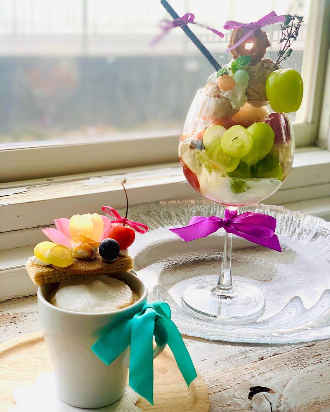 のインスタグラム：「※音注意🤭  ずっと行きたかった念願のcafe of sea and skyさんに行ってきました🙌🏻✨✨  インスタのDMから予約できます❤︎ 👉🏻@cafe_of_sea_and_sky  これぞ大人の贅沢パフェ🥰💕 飲み物のみの利用もできるみたいだけど、 飲み物一杯　1,100円〜 パフェ　　　3,980円〜  決してお安くないお値段だけど、出来上がってきたパフェを見て納得😳💕  クッキーにはリボンも巻かれてて🎀 マスカットや柿がゴロゴロ🍇 フルーツも可愛くまん丸にかたどられていたり❤︎ 細かく綺麗にカットされていたり✨  一つ一つすごく丁寧に作られた芸術作品🙌🏻✨✨✨  中に入ってるアイスやゼリーもすんごく美味しい🥰  自然な甘さで最後までくどくならず、美味しく頂けます✨  そしてよかったらこれもどうぞ❤︎と2枚目のスイーツ🍰いただきました🥰✨  これもふわふわですっごく美味しい✨見た目もとっても可愛い😍💕 食べるのもったいない❣️ ずっと写真撮ってたいくらい素敵なスイーツたちでした🎀 ありがとうございました🙌🏻✨  夏になったらまたお邪魔しよ☺️  にしても波の音って落ち着く❤️  #名古屋カフェ #名古屋カフェ部 #あまなび #名古屋インスタ交流会 #インスタグルメアワード2021 #genic_sweets #インスタグルメショー #グルメディア #trevary #nagoya_style #知多カフェ #cafe ofseaandsky」