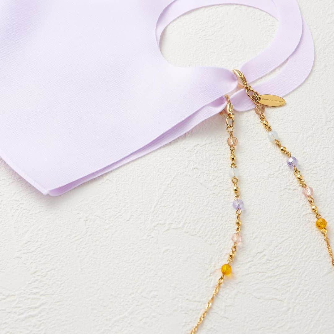 Samantha Thavasaさんのインスタグラム写真 - (Samantha ThavasaInstagram)「Samantha Mask Chain オリジナルデザインのマスクチェーン💎✨  -Glass beads- 上品なスネークチェーンに カラー違いのガラスビーズをデザイン❤︎  マスクを着けているとき、まるで、 イヤリングを着けているかのような煌めきをプラス。  オンラインショップで完売となっていましたが、 本日#再入荷 しました❣️❣️  glass beads version pearl version ¥2,700+tax  #samanthathavasa#21ss#2021#spring#samanthamaskchain#maskchain#maskstrap#mask#trendy#fashion#style#サマンサタバサ#春夏#サマンサマスクチェーン#マスクチェーン#マスクストラップ#マスク」1月12日 21時19分 - samantha.thavasa_official