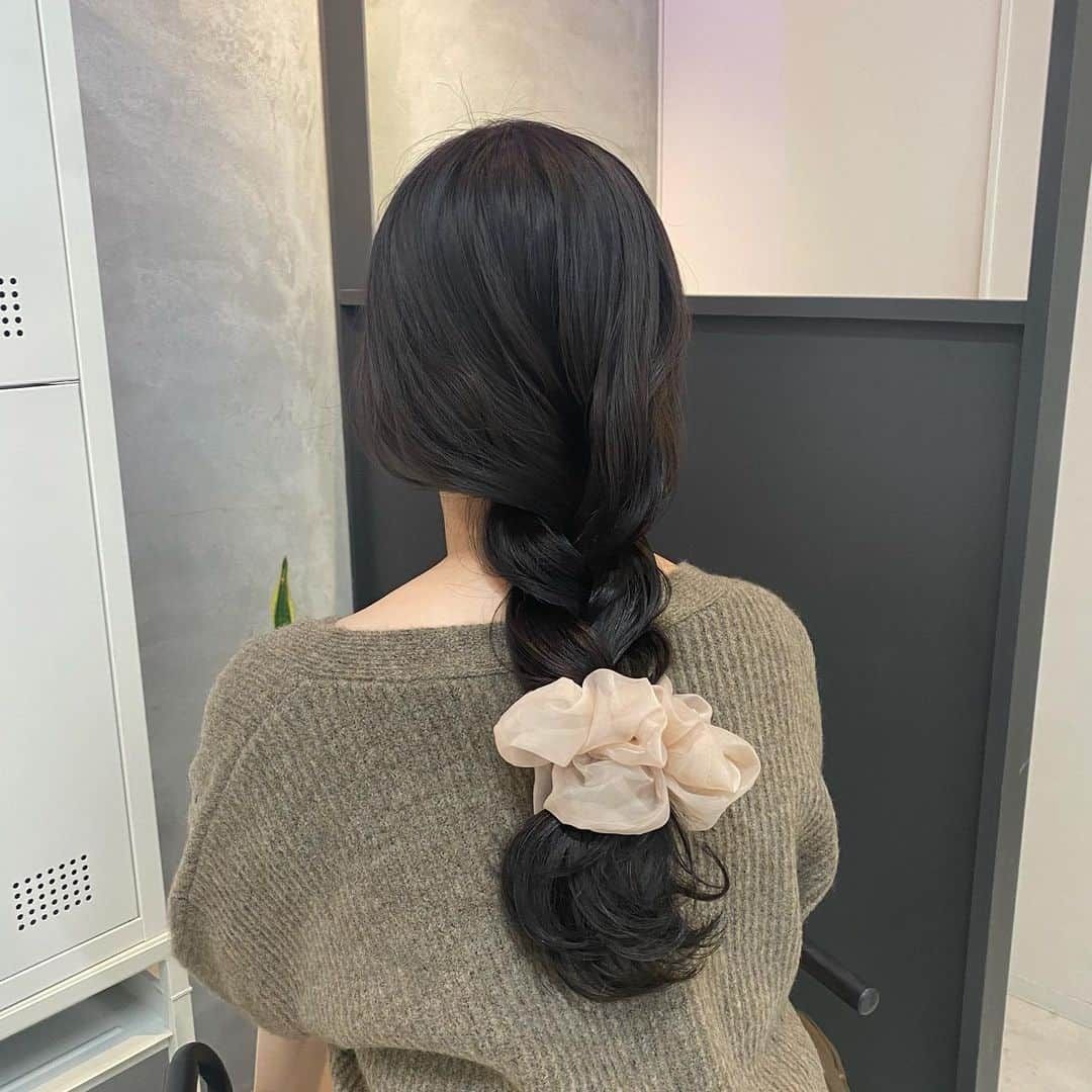 横山紗弓さんのインスタグラム写真 - (横山紗弓Instagram)「ㅤㅤ かおぱんの8秒アレンジ🧶 シュシュは私物で、3coins 無くしても300円なので諦めがつきます。おいっ  明日は、9:50〜TNCももち浜ストア 生放送ですのでぜひ☺︎ #福岡サロン #福岡美容室 #ヘアアレンジ #簡単アレンジ #シュシュ #3coins #3coins購入品 #さゆみのお仕事情報」1月12日 21時19分 - 1129sym