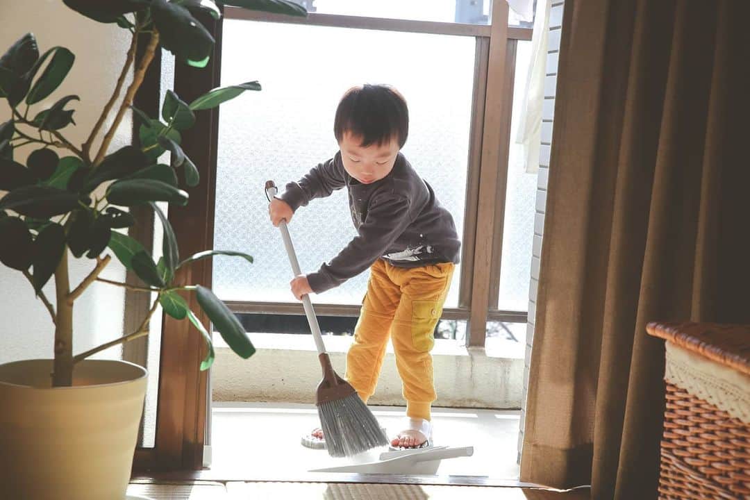 石井寛子のインスタグラム：「我が家の一番の掃除好き🧹  最近ハンディクリーナーを購入して 「こどもようの掃除機だ！」 と喜んでおりました。  食べ終わったテーブル下をみて 「あ！よごれてる！」 とすぐさまスイッチオン。  私が動く前に どんどんきれいにしてくれるので とても助かっています💡  #掃除 #４歳男子 #お手伝い #こどものいる暮らし」