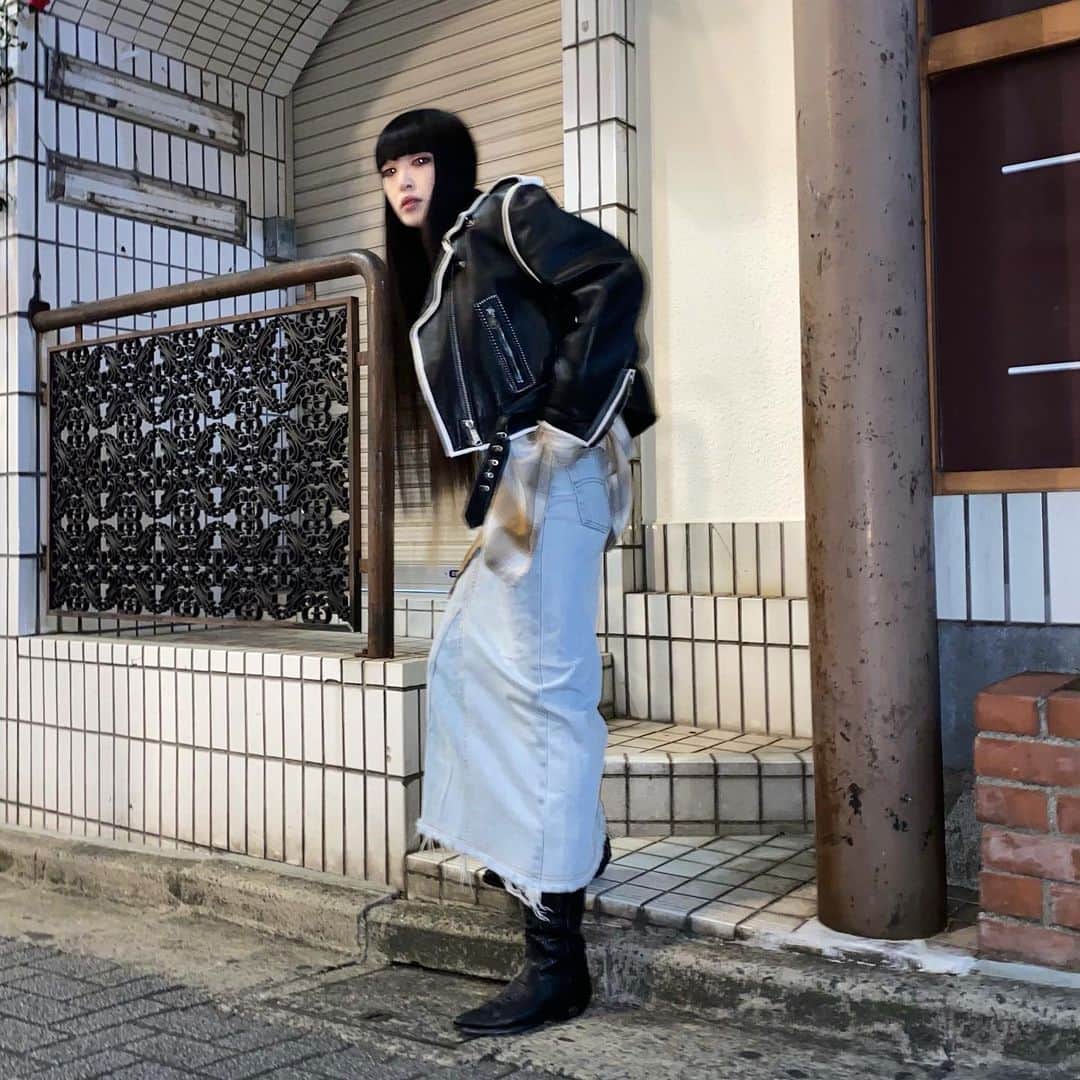 セナのインスタグラム：「💀💉💀💉 . . . . . . . . . . . . . . . . . . . . . . . . . . . . . . . . . . . . . . . . . . . . . . . . . . . . . . . . . . . . . . . . . . . . . . . . #黒髪 #黒髪ロング #ロングヘア #スーパーロングヘア #前髪  #赤リップ #ぱっつん前髪 #作撮り #黒髪ぱっつん #mode #撮影 #streetfashion #作品撮り #サロモ #サロンモデル #古着 #作撮り #ootd #ootdfashion #streetstyle #いいね返し #instagood #instalike  #前髪 #撮影モデル #ワイドバング #オン眉 #ootd4nylonjp #自撮り #70s #streetphotography #セナ」