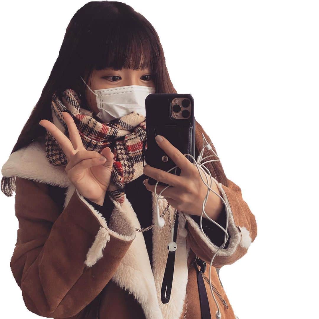 髙橋真帆のインスタグラム：「. 切り抜き画像投稿したら白背景になると思ってた笑 どっちを残すか迷ってる🤔 . . . #harmonypromotion #ハーモニープロモーション　#髙橋真帆」