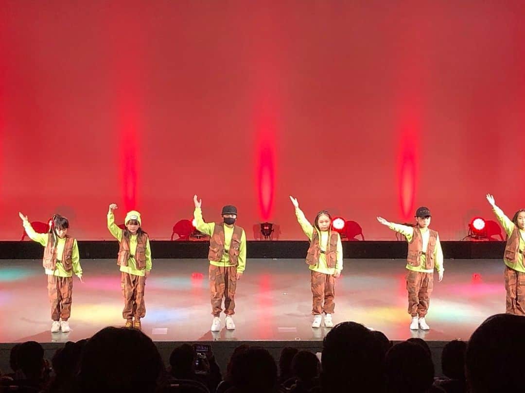 嶋田遼太郎のインスタグラム：「先日、約1年ぶりくらいに発表会がありました🕺✨ 当然、色んな制限付きで行われた発表会でしたが、みんなの姿がいつにも増して輝いて見えて、ダンスって良いな、エンタメて良いなと、そんな風に思えた発表会でした😭 . 関係者の皆々様、有難うございました！ . . 今年は視野を広げ自分をもっと豊かにして頑張っていきます。 2020年関わってくださった皆様。大変お世話になりました！ 本年も何卒宜しくお願い致します🙇🏻‍♂️🗻」