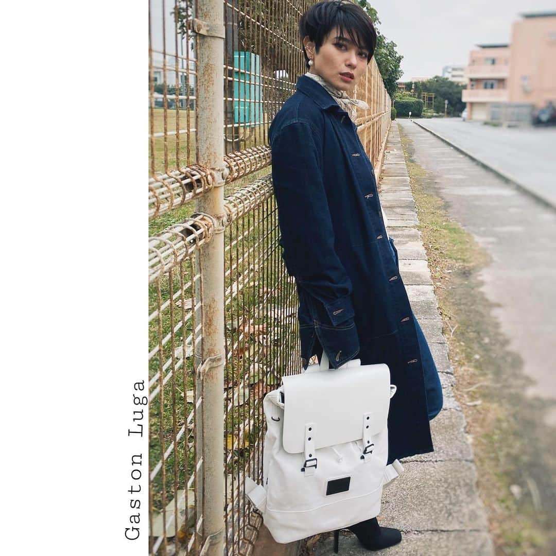 金城優華のインスタグラム：「Denim×White=♡  全身デニムコーデに ホワイトのバックパックをアクセントに。 (全身コーデはIGTVに載せてます)  スウェーデンのブランド ガストンルーガ @gastonluga  のバックパック 【プローペル】 ヴィーガンレザーとキャンパス地の組み合わせが 素敵で一目惚れ♡  大人な雰囲気で使いたかったので ホワイトをセレクト。  これから私色に染まっていくんだろうな。  そんな素敵なブランドと コラボレーション出来る幸せ♡  【Official site15%off】  Discoun tcodeo: kinjo　  ●公式オンラインストア　 http://gastonluga.com  #金城優華 #model #GastonLuga  #ガストンルーガ ル #バックパック  #ユニセックス  ・送料無料  【新春キャンペーン】 1/21まで ガストンルーガからのお年玉！  バックパックご購入で人気小物4点のうち2点を無料でお選びいただけるとか。 (え…もう一個注文しようかな?)  15％オフの割引と、プレゼントがもらえるのは公式サイトだけ。  ※トートバック、コインケース、 マルチケース、ポーチからお好きな2点（在庫限定！在庫数量により変更する可能性あり)  ノートパソコンも 資料等も余裕で入るし 留め具もちゃんと金具使用。 (個人的に、ここがプラスチックか金具か変わるだけで大人見えするかしないか印象変わる部分)  大人のバックパック」