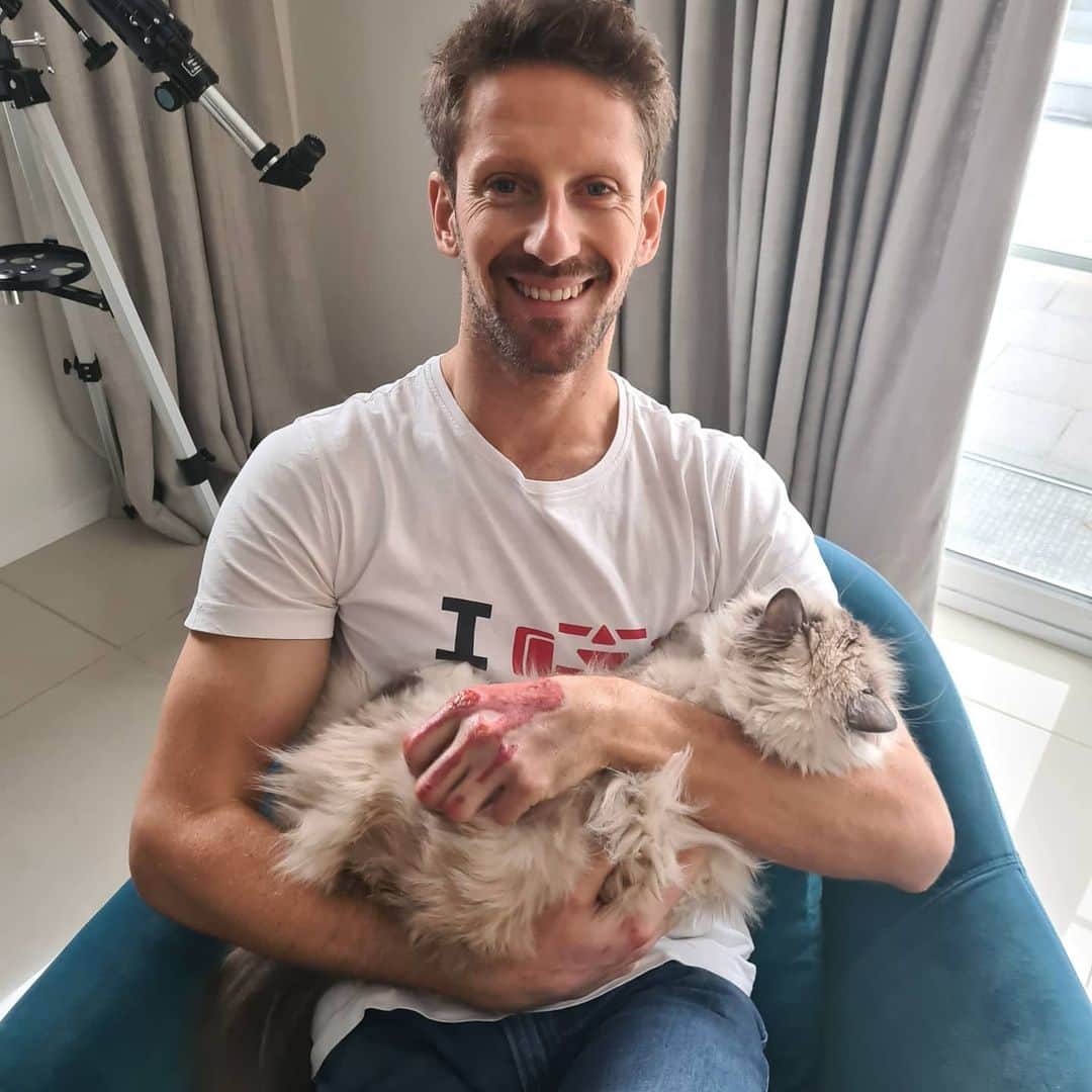 ロマン・グロージャンのインスタグラム：「My hands are back and Petrus isn't too unhappy about it! It's not yet pretty so please don't swipe right if you don't feel like it.」