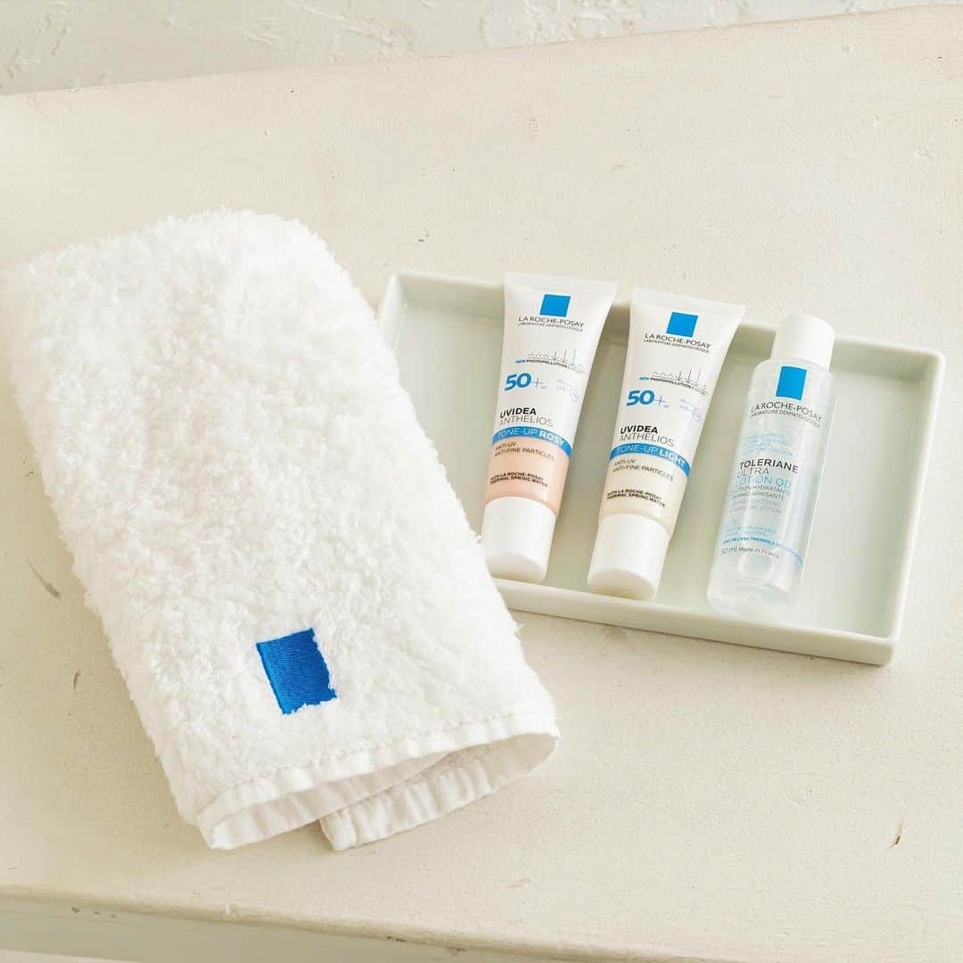 LA ROCHE-POSAY JAPAN ラロッシュポゼのインスタグラム：「＼トーンアップUVに新製品薬用保湿化粧水のミニサイズ（50mL） がついた数量限定キット／ . 普通肌～乾燥肌の方必見の数量限定キットです✨ 素肌のような透明感肌を維持する #トーンアップUV はSPF50+・PA++++ ウィンタースポーツをする際や、普段の紫外線対策もバッチリです！☀️ 累計ベスコス受賞75冠達成の人気化粧下地です。 . リニューアル発売の #トレリアン薬用モイスチャーローションは、 VIVI、MORE,MAQUIAのベスコスを受賞いたしました！ . しっとりとうるおいを与える低刺激設計の薬用保湿化粧水。 日本人の敏感肌を考慮して開発しております。 . トレリアン薬用モイスチャーローションで保湿後、 トーンアップUVで、紫外線と乾燥からお肌を守ることで、透明感のあ✨る肌に . 無くなり次第終了してしまうので 気になる方はお早めにご購入ください🌿 . UVイデア XL プロテクショントーンアップ  キット 3,740円（税込） . #ラロッシュポゼ #larocheposay #トーンアップUV派  #コスメ情報 #乾燥肌 #敏感肌 #敏感肌対策 #スキンケア #低刺激 #低刺激設計 #敏感肌コスメ #ドクターズコスメ #保湿対策 #保湿ケア #乾燥対策 #基礎化粧品 #化粧下地 #ライフスタイル #コスメマニア #コスメ購入品  #コスメ好きさんと繋がりたい #コスメ紹介 #スキンケアマニア #肌断食 #デイリースキンケア #美肌レシピ #美肌作り #肌ケア」