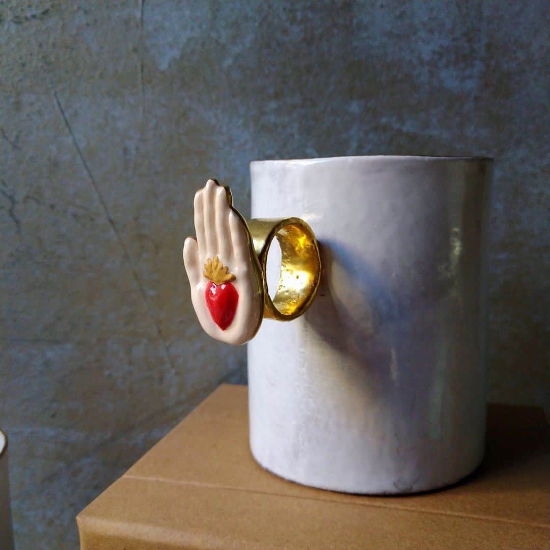 H.P.DECOさんのインスタグラム写真 - (H.P.DECOInstagram)「【NEW ARRIVAL】 ASTIER de VILLATTEとセレナ・キャロンヌの共作、指輪カップに新作が加わりました💍 桜の花、真珠貝、ハートが描かれた手…🌸🦪✋♥️ 職人の丁寧な絵付けにより色づけられた宝物のようなモチーフたち。 カップを持つ手元を気品良く彩ります。  ■指輪カップ 各¥42,700(+税)  📦掲載商品の通信販売を承ります @hpdeco_aosando ホーム画面【問い合わせ】よりお電話/メールにてお気軽にお問い合わせください。※DM不可 --------------------------------------------------- H.P.DECO @hpdeco_aosando  東京都渋谷区神宮前5-2-11 OPEN:12:00-19:30 (水曜定休) ☎︎03-3406-0313 hpdeco_contact@hpgrp.com ---------------------------------------------------  #astierdevillatte #アスティエドヴィラット #serenacarone #セレナキャロンヌ #interior #art #暮らし #paris #ny #mugcup #ring #hpdeco #hpdecoaosando」1月12日 21時36分 - atelier_ma_vie