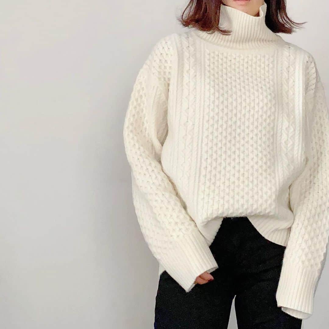 のインスタグラム：「Tᴜᴇsᴅᴀʏ...  おやすみなさーい✩.*˚  #baycrews #spickandspan#uniqlo #セールで1枚だけニットを #黒に飽きたら白着たくなる冬 #お出掛けできないけどね… #コロナが終息することを切に願います🥺 #お天気悪くて上手く撮れなかった…」