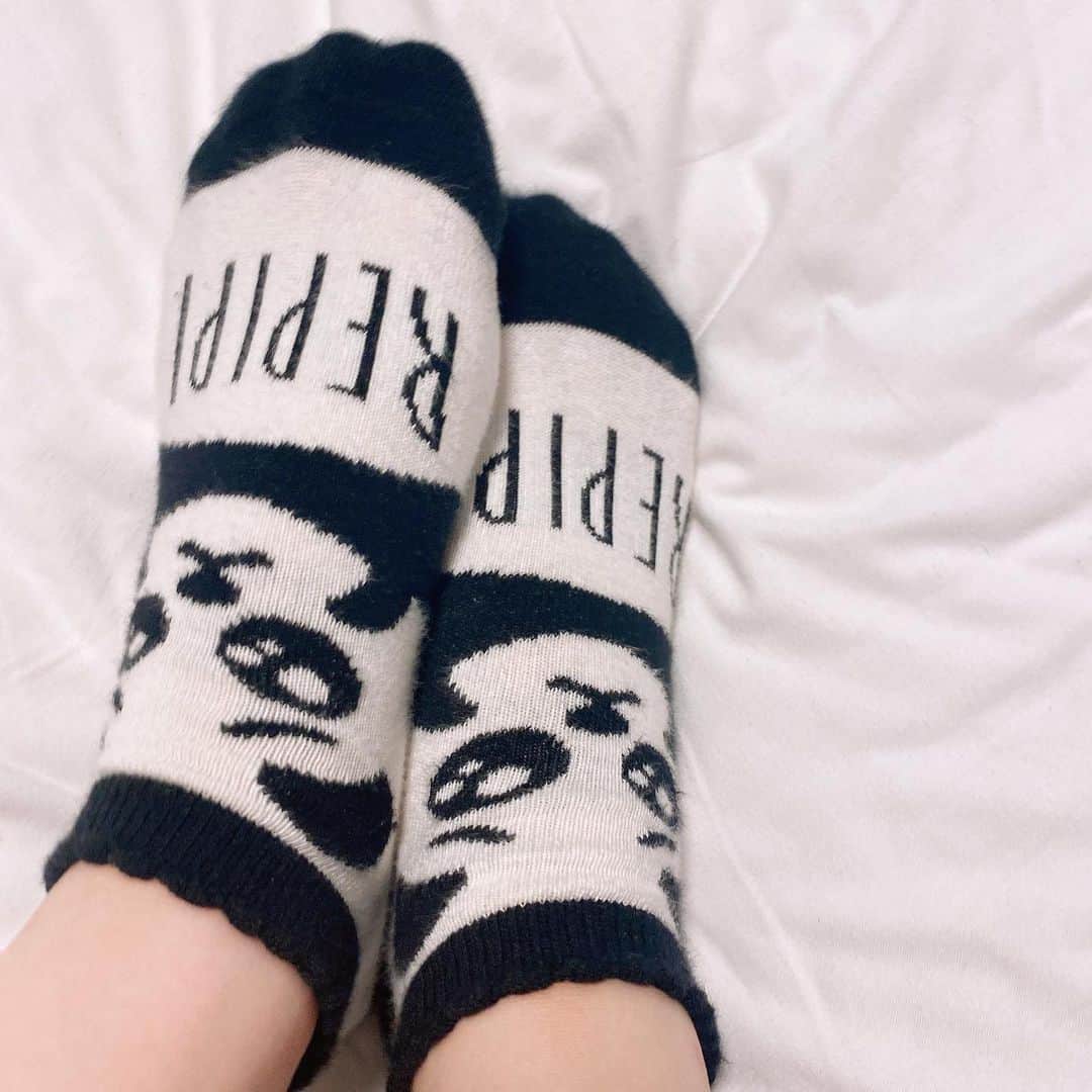 若林真帆のインスタグラム：「・ ぴえんなパンダ🐼🥺。 お家でこればかり履いてる（笑） #若林真帆 #レピピアルマリオ」