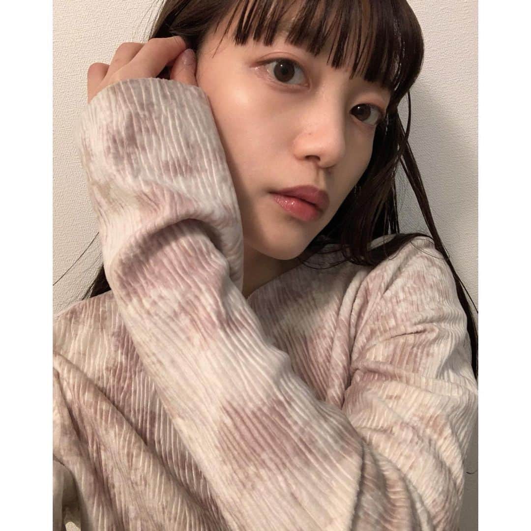 佐藤里緒菜のインスタグラム：「_﻿ @opera_cosmetics  バレンタインカラーのリップ🍫﻿ ﻿ LIP TINT待望のブラウンリップ BROWN FIG と﻿ 昨年即完したSHEER LIP の復刻 CACAO KISS 。﻿ ﻿ 軽くて塗りやすいし、﻿ 唇の色に馴染んでいい感じ💄﻿ ﻿ 1/7～1/20 公式EC、PLAZA先行発売。﻿ 1/21～ 全国発売。﻿ ﻿ #オペラブラウンリップ #リップティント #ティントリップ #PR #opera #オペラリップ #operalip」