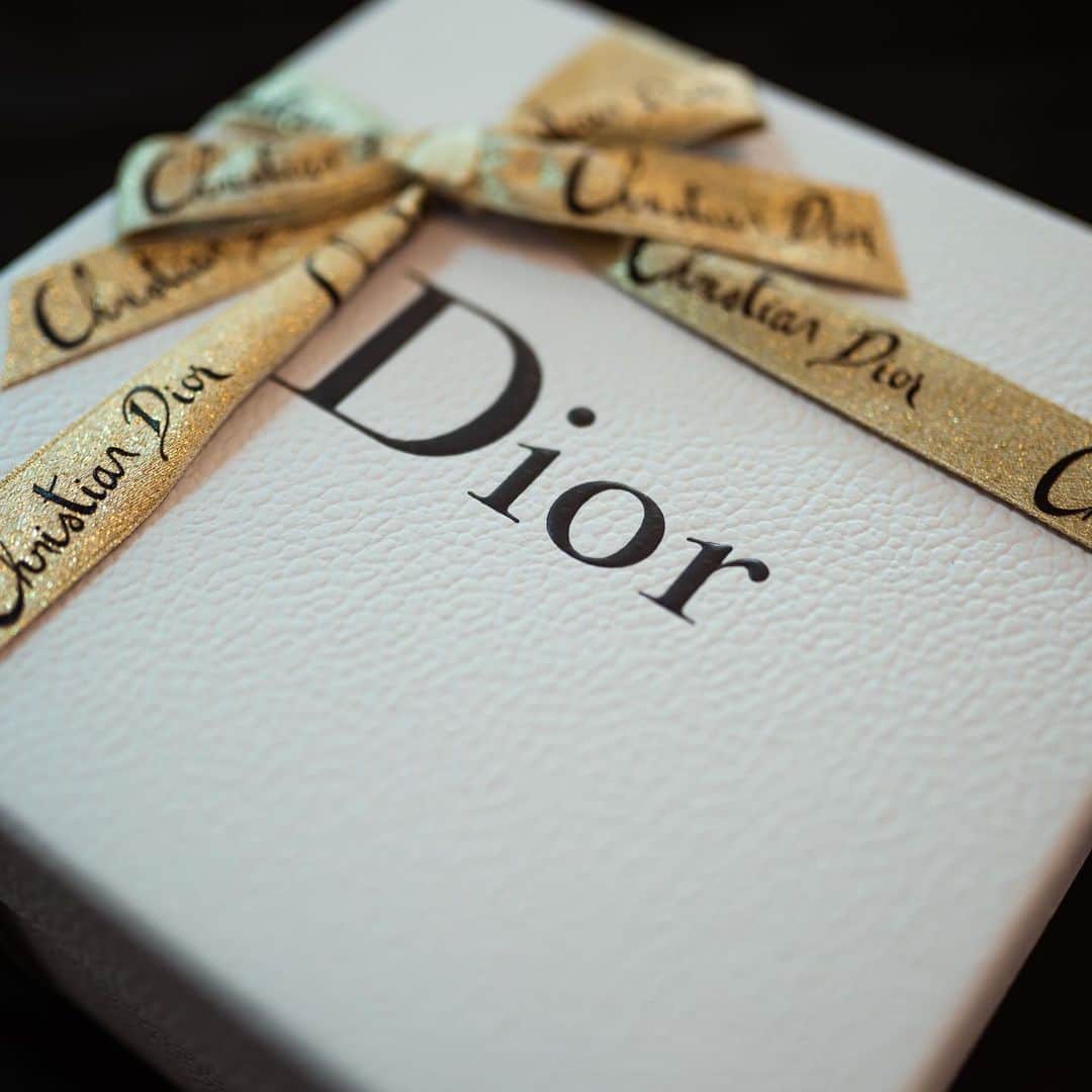 松元環季さんのインスタグラム写真 - (松元環季Instagram)「Happy New Year, guysss!!!  Starting 2021 with Dior is so exciting:)) Thank you and love you @dior ❤️  Look at my new cushion foundation🥺 the case is so pretty and classic and you can take it everywhere👍🏻  @dior’s ultra liquid lipstick won’t stick to my mask or dry out out my lips! AMAZING   Miss Dior is the best and I’ll definitely wear them on special occasions❤️  Brighten up your New Year✨  ディオールの新作たち😚 クッションファンデはナチュラルに盛れるツヤって感じ。 ウルトラリキッドリップはマットで塗って瞬間の0グラム感半端ないからお気に入り✌🏻 ミスディオールは安定のいい女の香りでした、、大切な日につけよ💞  @diorbeautylovers #diorholiday #dreamindior #ad #sponsored #광고 #ディオール #ディオールコスメ #디올 #디올립스틱📸 @peace_gates」1月12日 21時49分 - tamaki__matsumoto