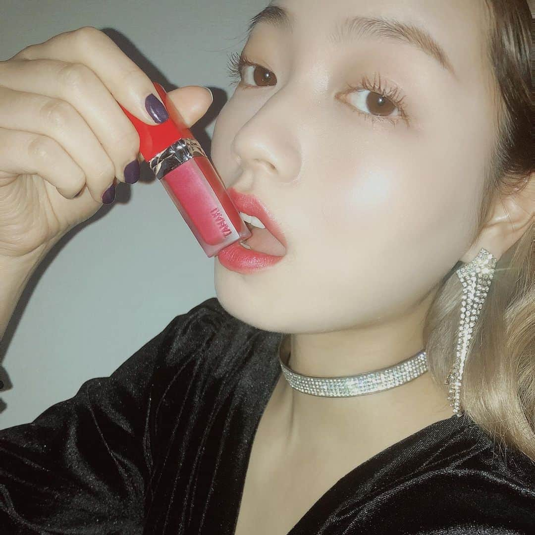 松元環季さんのインスタグラム写真 - (松元環季Instagram)「Happy New Year, guysss!!!  Starting 2021 with Dior is so exciting:)) Thank you and love you @dior ❤️  Look at my new cushion foundation🥺 the case is so pretty and classic and you can take it everywhere👍🏻  @dior’s ultra liquid lipstick won’t stick to my mask or dry out out my lips! AMAZING   Miss Dior is the best and I’ll definitely wear them on special occasions❤️  Brighten up your New Year✨  ディオールの新作たち😚 クッションファンデはナチュラルに盛れるツヤって感じ。 ウルトラリキッドリップはマットで塗って瞬間の0グラム感半端ないからお気に入り✌🏻 ミスディオールは安定のいい女の香りでした、、大切な日につけよ💞  @diorbeautylovers #diorholiday #dreamindior #ad #sponsored #광고 #ディオール #ディオールコスメ #디올 #디올립스틱📸 @peace_gates」1月12日 21時49分 - tamaki__matsumoto