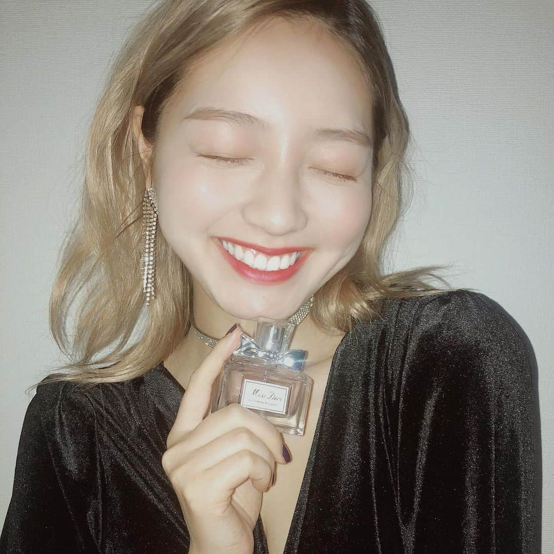 松元環季さんのインスタグラム写真 - (松元環季Instagram)「Happy New Year, guysss!!!  Starting 2021 with Dior is so exciting:)) Thank you and love you @dior ❤️  Look at my new cushion foundation🥺 the case is so pretty and classic and you can take it everywhere👍🏻  @dior’s ultra liquid lipstick won’t stick to my mask or dry out out my lips! AMAZING   Miss Dior is the best and I’ll definitely wear them on special occasions❤️  Brighten up your New Year✨  ディオールの新作たち😚 クッションファンデはナチュラルに盛れるツヤって感じ。 ウルトラリキッドリップはマットで塗って瞬間の0グラム感半端ないからお気に入り✌🏻 ミスディオールは安定のいい女の香りでした、、大切な日につけよ💞  @diorbeautylovers #diorholiday #dreamindior #ad #sponsored #광고 #ディオール #ディオールコスメ #디올 #디올립스틱📸 @peace_gates」1月12日 21時49分 - tamaki__matsumoto