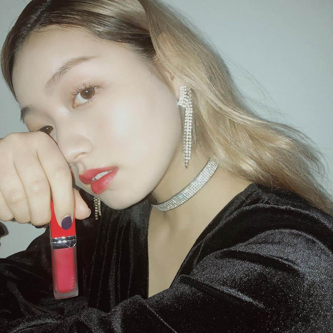 松元環季さんのインスタグラム写真 - (松元環季Instagram)「Happy New Year, guysss!!!  Starting 2021 with Dior is so exciting:)) Thank you and love you @dior ❤️  Look at my new cushion foundation🥺 the case is so pretty and classic and you can take it everywhere👍🏻  @dior’s ultra liquid lipstick won’t stick to my mask or dry out out my lips! AMAZING   Miss Dior is the best and I’ll definitely wear them on special occasions❤️  Brighten up your New Year✨  ディオールの新作たち😚 クッションファンデはナチュラルに盛れるツヤって感じ。 ウルトラリキッドリップはマットで塗って瞬間の0グラム感半端ないからお気に入り✌🏻 ミスディオールは安定のいい女の香りでした、、大切な日につけよ💞  @diorbeautylovers #diorholiday #dreamindior #ad #sponsored #광고 #ディオール #ディオールコスメ #디올 #디올립스틱📸 @peace_gates」1月12日 21時49分 - tamaki__matsumoto