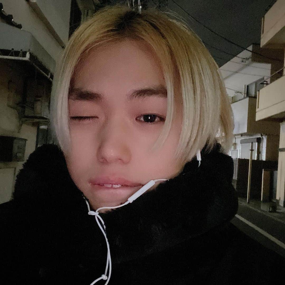 いっくんのインスタグラム：「最近寒すぎるいっくんです😌 マフラーないと死ぬ🥺  編集頑張ります😊😊」