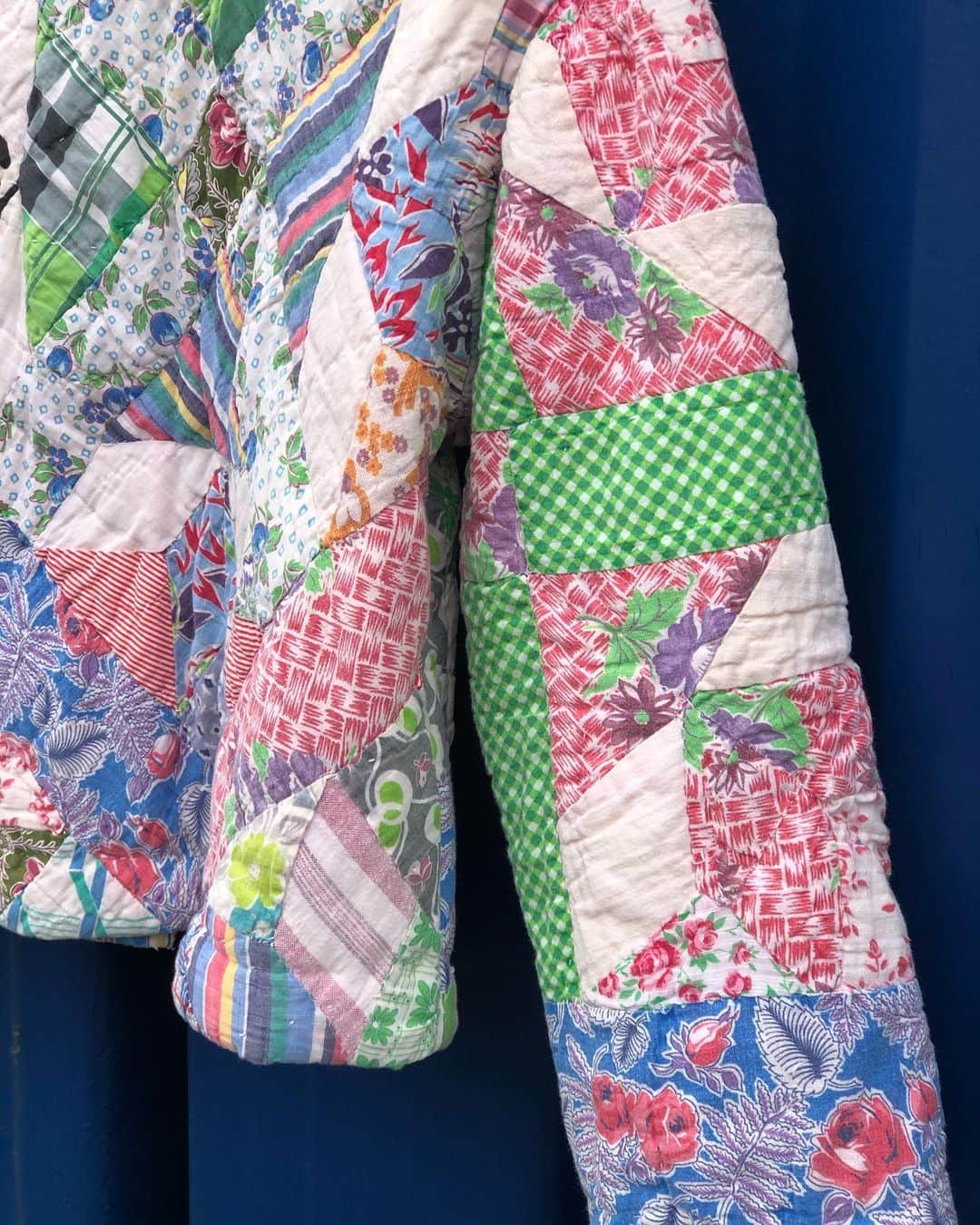 のインスタグラム：「こちらは古いキルトですが  色合いがとても素敵なんです  #swellvtg #vintage #vintageclothing #quilt」