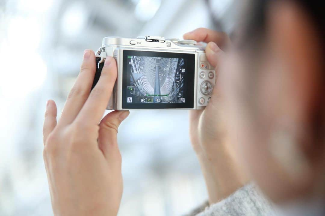 今井安紀さんのインスタグラム写真 - (今井安紀Instagram)「Me, taking photos. 撮る。撮る。  taken by @hiroko.camera   #portrait #tokyointernationalforum #marunouchi #japanese #japanesegirl  #ポートレート #時差スタグラム #東京国際フォーラム #撮ってるとこを撮ってるやつ」1月12日 21時42分 - i_am_akinyan0826