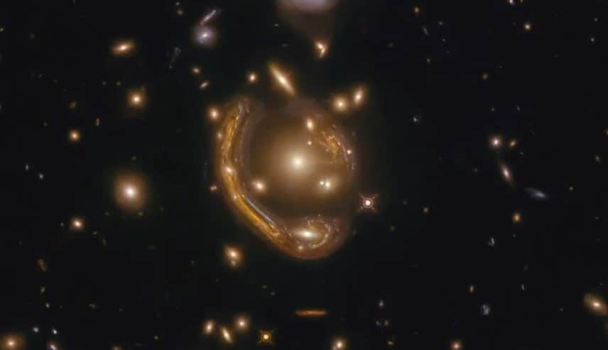 アルベルト・アインシュタインさんのインスタグラム写真 - (アルベルト・アインシュタインInstagram)「Last month, officials at the Hubble Space Telescope officials revealed striking images of an astronomical phenomenon called the "Molten Ring." The object is one of the largest and most complete Einstein rings ever discovered in our universe. Find out more at bit.ly/MoltenRing.」1月12日 21時42分 - alberteinstein