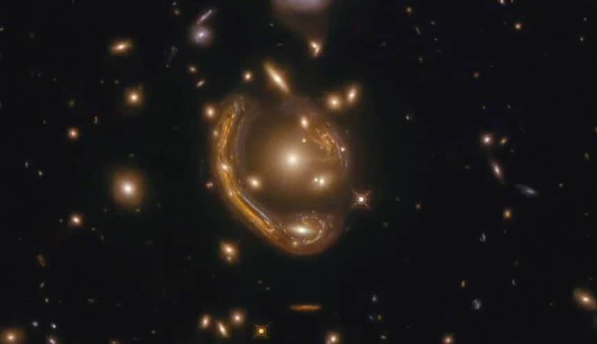 アルベルト・アインシュタインのインスタグラム：「Last month, officials at the Hubble Space Telescope officials revealed striking images of an astronomical phenomenon called the "Molten Ring." The object is one of the largest and most complete Einstein rings ever discovered in our universe. Find out more at bit.ly/MoltenRing.」