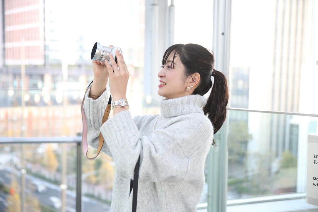 今井安紀のインスタグラム：「Me, taking photos. 撮る。撮る。  taken by @hiroko.camera   #portrait #tokyointernationalforum #marunouchi #japanese #japanesegirl  #ポートレート #時差スタグラム #東京国際フォーラム #撮ってるとこを撮ってるやつ」