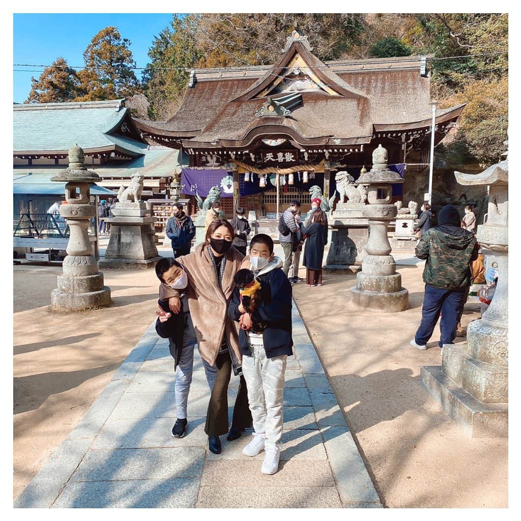 ARIKAのインスタグラム：「my family👨‍👩‍👧‍👦💞 . 私は本当に家族が大好き❤️  ままとは友だちみたいでほぼ毎日電話するし、 弟は絶対シスコンだと思うし(そう思いたい) 父さんは "俺の運転手してくれたら生活みてあげるから今すぐ香川帰って来い" って未だに言ってくるし、 こんなに仲良しな家族珍しいと自分でも思う☺️💓  こんな暖かい家族が居るから 毎月のように香川に帰りたいと思うし 地元が大好きな理由のひとつ🥰  私、最近気づいたんだけど、 趣味はアルバムを見返す事✨ 暇があれば携帯のアルバム開いて 昔を思い出してほっこりしてる💖  もっと沢山親孝行したいから、 頑張ろうって思う！！ ほんと大好き🧡てか愛してる🧡  #家族は宝物 . #家族 #family #宝物 #大好き #地元 #香川県 #ありがとう #感謝 #親孝行 #album #思い出 #workout #makeup #hair #me #girl #swag #l4l #love #selfie #bestoftheday #followme #dog #lovedogs #お洒落さんと繋がりたい」