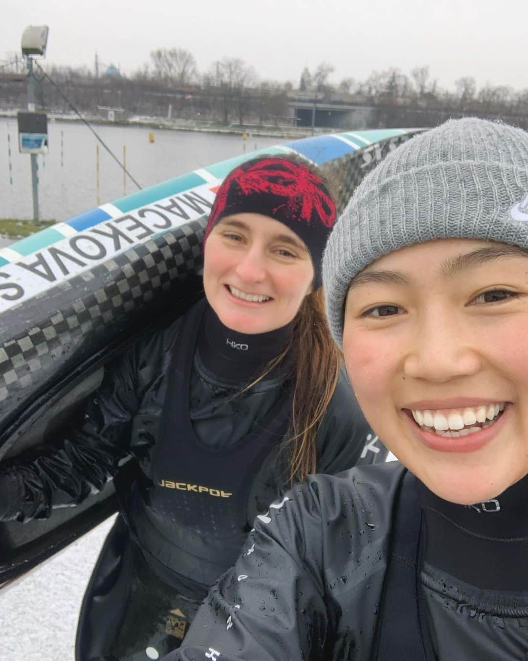 八木愛莉さんのインスタグラム写真 - (八木愛莉Instagram)「Happy to have you as training buddy ♡﻿ 指が固まってしばらく伸ばせなかった…🥶﻿ ﻿ #winterprep#wintertraining#watersession#paddlinglife#c1#c1women#keepsmile#keeppushing#冬のトレーニング#毎日寒い#クロカンまで後２日#お昼は何食べよう﻿ ﻿ ﻿ この写真撮る時も指は曲がったままで、﻿ 落とすかと思った。（笑）」1月12日 21時47分 - airi.yagi