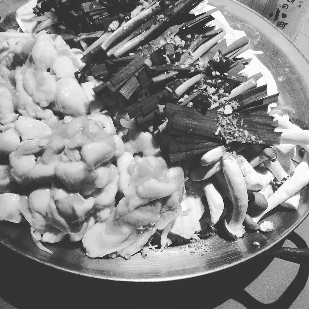 のインスタグラム：「寒い寒い！そんな時はお鍋がいい！ #ゆずの小町 #九州魂 #布施 #個室 #居酒屋 #鍋 #ちゃんこ鍋 #ちゃんこなべ  #もつ鍋 #もつなべ #にんにくパワー #あったかい #ニラベルト #トッピング #自由自在 #1月 #新年会 #お待ちしてます」
