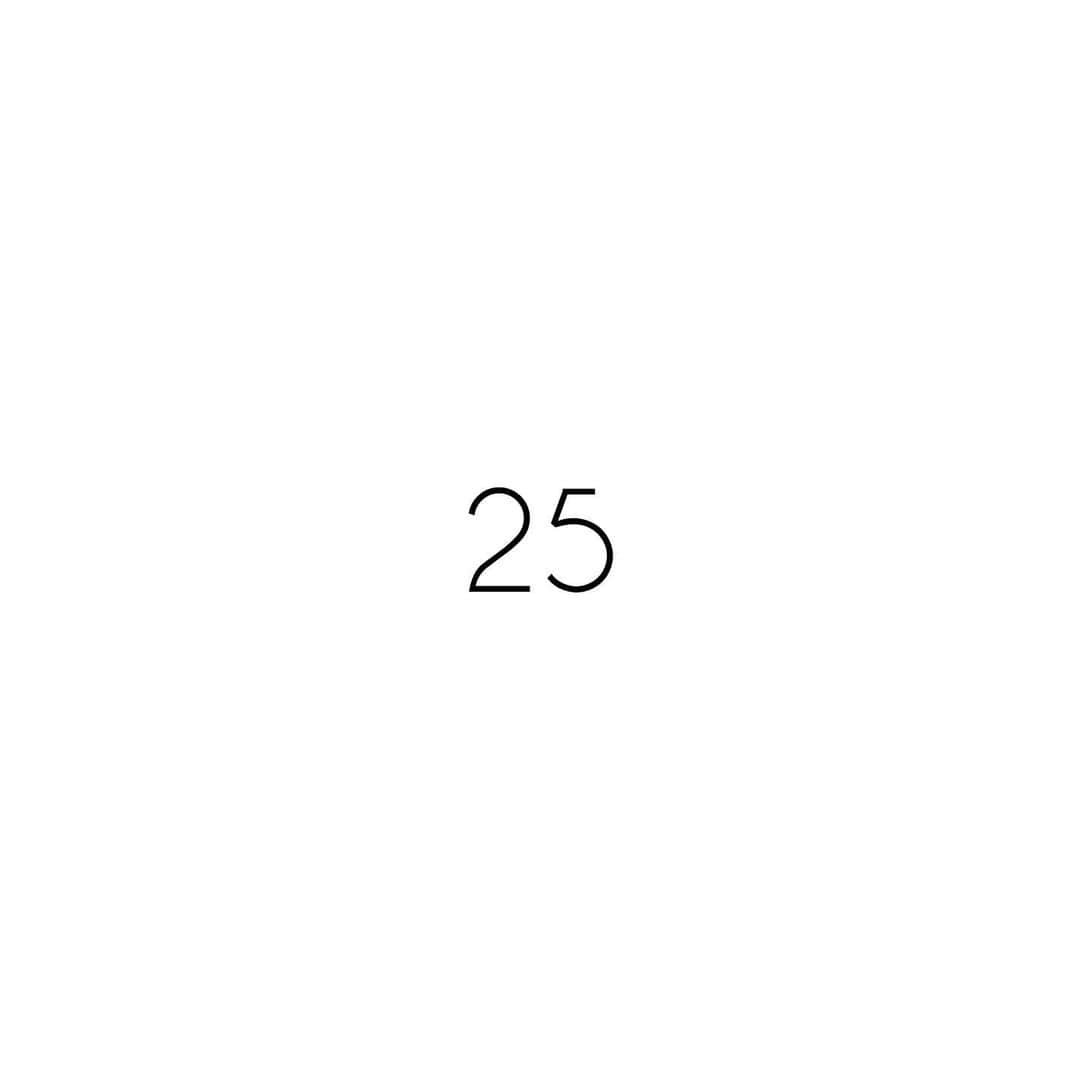 日下このみさんのインスタグラム写真 - (日下このみInstagram)「くさかこのみ25周年記念です🤪❤️  もう25年も生きたなんて信じられない😯笑  25歳になるまでたくさんの方との出会いがあって色んな経験が出来て、 今の自分があると思うと人生って なんて面白くて楽しいんだ、って改めて思います。  25歳は足りないと思うところは どんどん補って、 自分いいやん！ってとこは ガンガン強くして、  良い意味でどんどん変わっていきたいです。  いつも支えてくださる皆さま、 ありがとうございます。  25歳のくさかこのみも どうぞどうぞよろしくお願いします😇🙏  2021.1.12」1月12日 21時58分 - konomi_kusaka