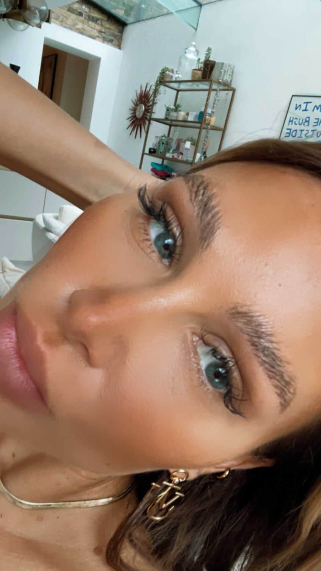 ルー・ティーズデールのインスタグラム：「How I turn my bald af eyebrows into fluffy brows ⚡️ I use three products 〰️ 1- @eyebrowqueen browfix to spike them up.  2- @refybeauty brow pencil. Use a colour slightly lighter than your hair to mark out the shape.  3 @benefitcosmeticsuk roller liner. Use a darker colour to draw in fluffy hairs.」