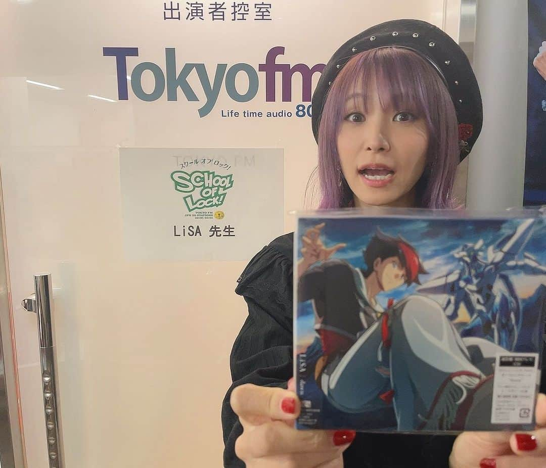 LiSAさんのインスタグラム写真 - (LiSAInstagram)「LiSA「dawn」×TOKYO FM  1DAY SPECIAL COLLABORATION 朝から一日中ツアーさせてもらったラジオ、ラストは22時から、「SCHOOL OF LOCK!」生放送教室ですっ！👩‍🏫 無事ゴールまで見届けて(？)聞きとどけてくださーーいっ！🏁 #sol」1月12日 21時57分 - xlisa_olivex