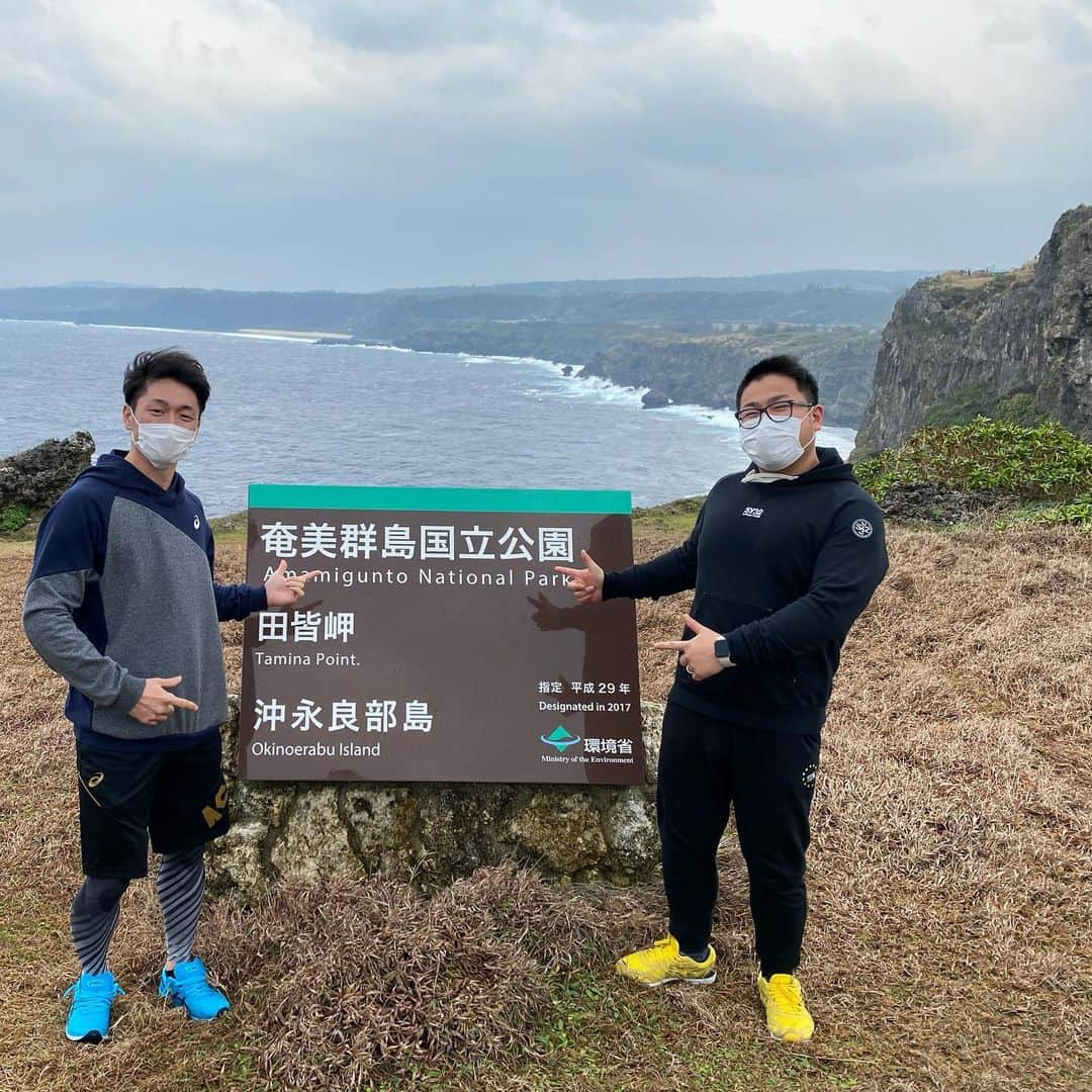 近本光司さんのインスタグラム写真 - (近本光司Instagram)「11日からで自主トレで鹿児島県の沖永良部島にやってきました🏝 永良部島の形が淡路島に似ているという理由から、知り合いを通じて沢山のサポートがあり、永良部自主トレを実現することができました✨ セレモニーありがとうございました😭  永良部島民のみなさん、約2週間お世話になります🤲 僕からは大したことできないですが、新しい楽しみを届けられるように頑張ります🙇‍♂️  にしても、めちゃくちゃ寒い🌬🌪😵🍃 関西の方は雪が積もっているところがあったそうですが、こちらはそれほどではないですが風が強かったです💦 明日からはとてもいい天気になるそうなので、本格的に動いていきたいと思います🏃‍♂️💨 ストーリーにもどんどん上げていきますので、お楽しみにしていてください🎶  #阪神タイガース #近本光司 #鹿児島県 #沖永良部島 #沖永良部島自主トレ #自主トレ #南国 #淡路島と形が似ている #暖かい のは #明日から #朝日が楽しみ #お世話になります  仲林トレーナーと二人できています。」1月12日 21時57分 - koji_speed5