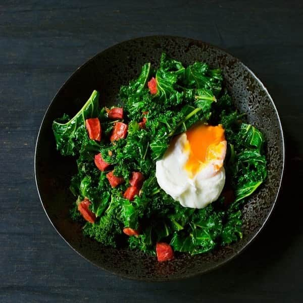 ナイジェラ・ローソンさんのインスタグラム写真 - (ナイジェラ・ローソンInstagram)「#RecipeOfTheDay is an old favourite from How To Eat: Kale with Chorizo and Poached Egg. And if you’re not confident of poaching eggs - and I was fearful for a very long time - the method as explained in the intro will free you from fear!  .  And to get the recipe, either go to nigella.com or click on link in bio. What I mean by this, is that you tap on my name, which will take you to a page that has a link on it that says www.nigella.com/instagram. When you click on this link, it will take you to a page of photographs: click on the photograph you have want the recipe of and you will be taken to it! . Photograph by Jonathan Lovekin #howtoeat」1月12日 22時06分 - nigellalawson