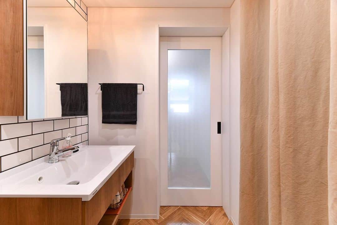 無垢 スタイルの注文住宅あめりか屋さんのインスタグラム写真 - (無垢 スタイルの注文住宅あめりか屋Instagram)「#ヘリンボーン床 がかわいい#洗面所 ☆ シンプルに#カーテン で#浴室 との空間を区切って♪  #サブウェイタイル -　-　-　-　-　-　-﻿ 他の施工事例⇒ @amerikayaarchitecture﻿ -　-　-　-　-　-　- ﻿ ﻿ #あめりか屋 は#カリフォルニアスタイル や#サーファーズスタイル のようなアメリカンデザイン  から、#無垢フローリング をつかった #自由設計 の #おしゃれな家 を建てるのが得意です🐰﻿ ﻿ 弊社施工エリアで #住まい の #一戸建て #注文住宅 の #新築 から小規模の #リフォーム など、 #マイホーム計画 の方にはカタログや #施工事例 などを無料で送らせていただきます🐶﻿ ﻿ 公式LINEアカウントやホームページの資料請求ページやお電話（TEL 0770-22-0577）にてお気軽にお問い合わせくださいね～🎁﻿ ﻿ 【施工エリア】﻿ 福井県 #敦賀市 の本社から車で60分以内の #敦賀 #美浜町 #若狭町 #小浜市 #おおい町 #高浜町 が基本的な施工エリアで、たまに#長浜市 #高島市 へも行かせていただいてます🍦﻿ ﻿ -　-　-　-　-　-　-﻿ 他の施工事例⇒ @amerikayaarchitecture﻿ -　-　-　-　-　-　- ﻿ ﻿ 管理人は @hidekazu_shinohara という愉快な社長です（笑）一緒に #マイホーム #新築一戸建て を #家づくり していきましょう😁」1月12日 22時00分 - amerikayaarchitecture