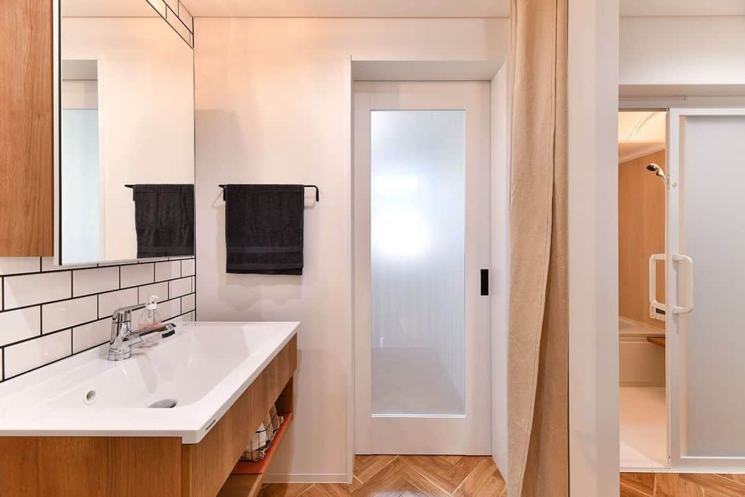 無垢 スタイルの注文住宅あめりか屋さんのインスタグラム写真 - (無垢 スタイルの注文住宅あめりか屋Instagram)「#ヘリンボーン床 がかわいい#洗面所 ☆ シンプルに#カーテン で#浴室 との空間を区切って♪  #サブウェイタイル -　-　-　-　-　-　-﻿ 他の施工事例⇒ @amerikayaarchitecture﻿ -　-　-　-　-　-　- ﻿ ﻿ #あめりか屋 は#カリフォルニアスタイル や#サーファーズスタイル のようなアメリカンデザイン  から、#無垢フローリング をつかった #自由設計 の #おしゃれな家 を建てるのが得意です🐰﻿ ﻿ 弊社施工エリアで #住まい の #一戸建て #注文住宅 の #新築 から小規模の #リフォーム など、 #マイホーム計画 の方にはカタログや #施工事例 などを無料で送らせていただきます🐶﻿ ﻿ 公式LINEアカウントやホームページの資料請求ページやお電話（TEL 0770-22-0577）にてお気軽にお問い合わせくださいね～🎁﻿ ﻿ 【施工エリア】﻿ 福井県 #敦賀市 の本社から車で60分以内の #敦賀 #美浜町 #若狭町 #小浜市 #おおい町 #高浜町 が基本的な施工エリアで、たまに#長浜市 #高島市 へも行かせていただいてます🍦﻿ ﻿ -　-　-　-　-　-　-﻿ 他の施工事例⇒ @amerikayaarchitecture﻿ -　-　-　-　-　-　- ﻿ ﻿ 管理人は @hidekazu_shinohara という愉快な社長です（笑）一緒に #マイホーム #新築一戸建て を #家づくり していきましょう😁」1月12日 22時00分 - amerikayaarchitecture