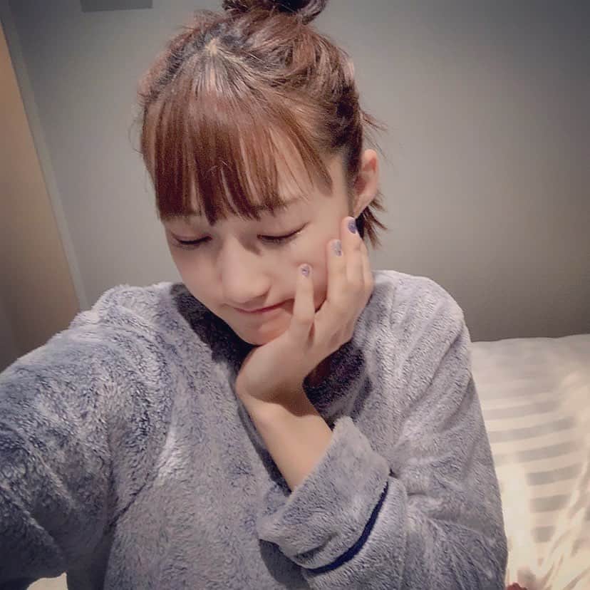 のインスタグラム：「部屋とパジャマと私？  夢の中であおうね Goodnight(*˘ ˘*)🌙*ﾟ  里菜☺️  #部屋着 #パジャマ #お団子ヘ #おやすみ #dorothylittlehappy #部屋とパジャマと私」