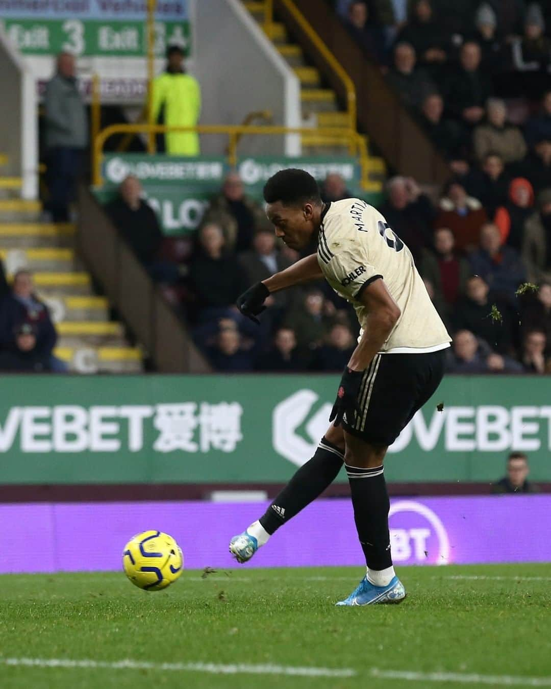 マンチェスター・ユナイテッドさんのインスタグラム写真 - (マンチェスター・ユナイテッドInstagram)「Hoping for more Anthony #Martial magic at Turf Moor on Tuesday night 🤞 #MUFC #PremierLeague」1月12日 22時01分 - manchesterunited