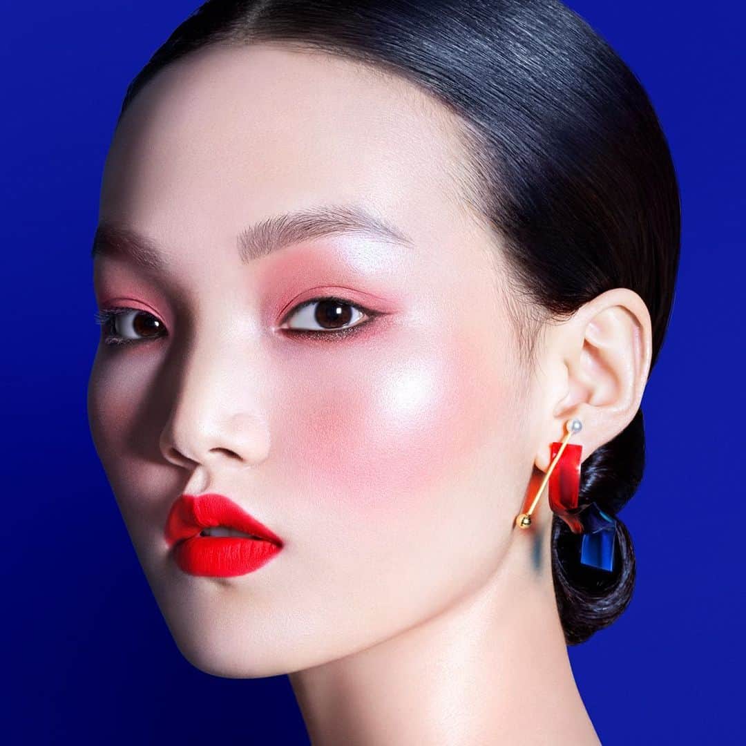 M∙A∙C Cosmetics Japanのインスタグラム：「幸運・繁栄を意味する金魚と鯉からインスピレーションを得た、新年限定カラーコレクション「ムーン マスターピース」💄🧧! ㅤ パッケージのカラフルでPOPなグラフィックは、まるでモダンアートのよう✨この魅力的な数量限定コレクションをオンライン先行発売でお届けします。 ㅤ *2021年1月15日(金)オンライン先行発売 ※ 午前10時発売予定。システムの影響により、発売が多少前後する可能性がございます。何卒ご了承ください。 *2021年1月22日(金)全国発売 ㅤ #MACMoonMasterpiece #MACLunarNewYear #MACムーンマスターピース」