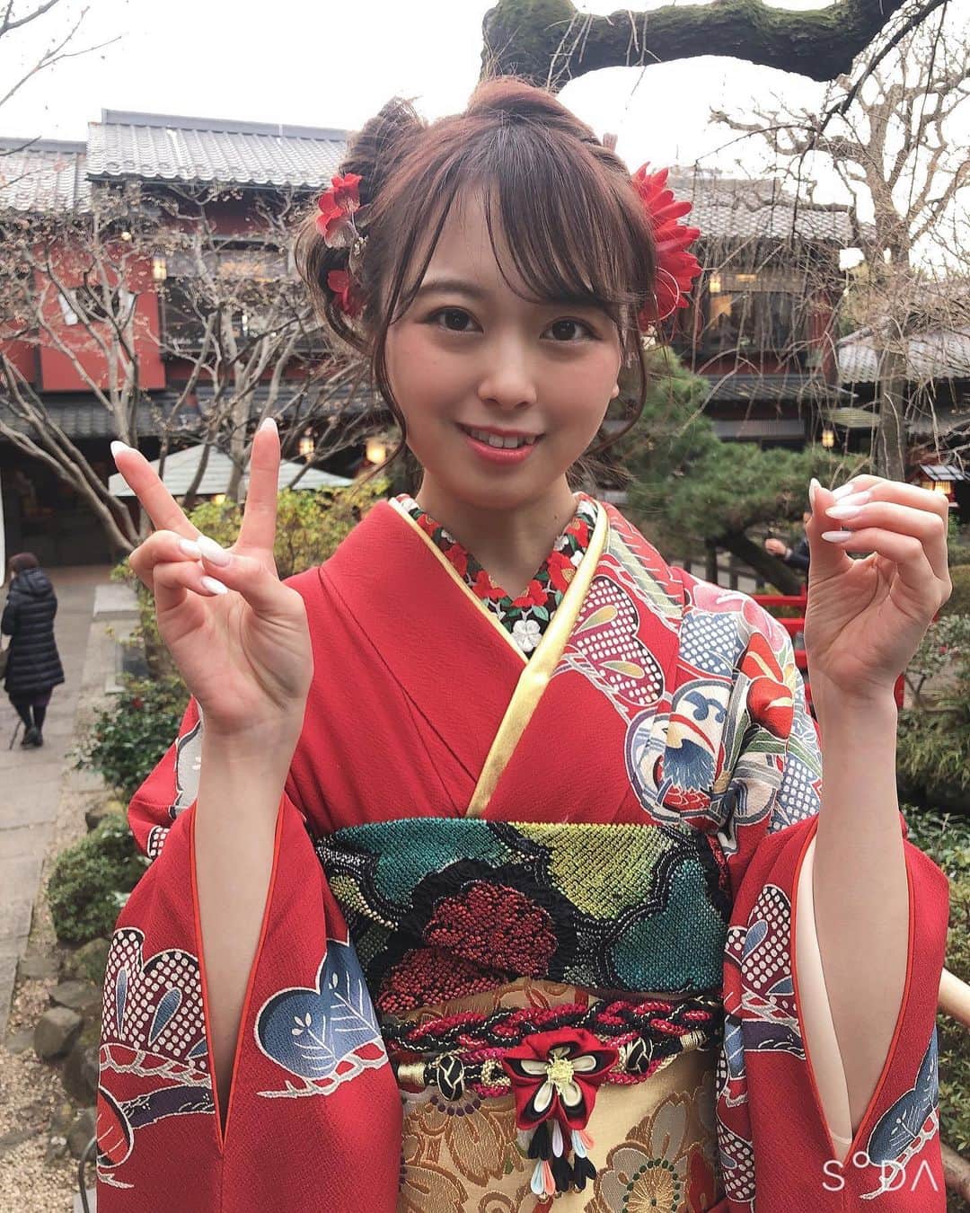 我妻美月さんのインスタグラム写真 我妻美月instagram 振袖は紅型のもので母が着たものを受け継ぎました 髪型から草履までこだわった お気に入りは椿の半襟です 日本舞踊の師範の先生でもある母には 沢山お世話になりました 笑 撮影の時のみマスク外しま