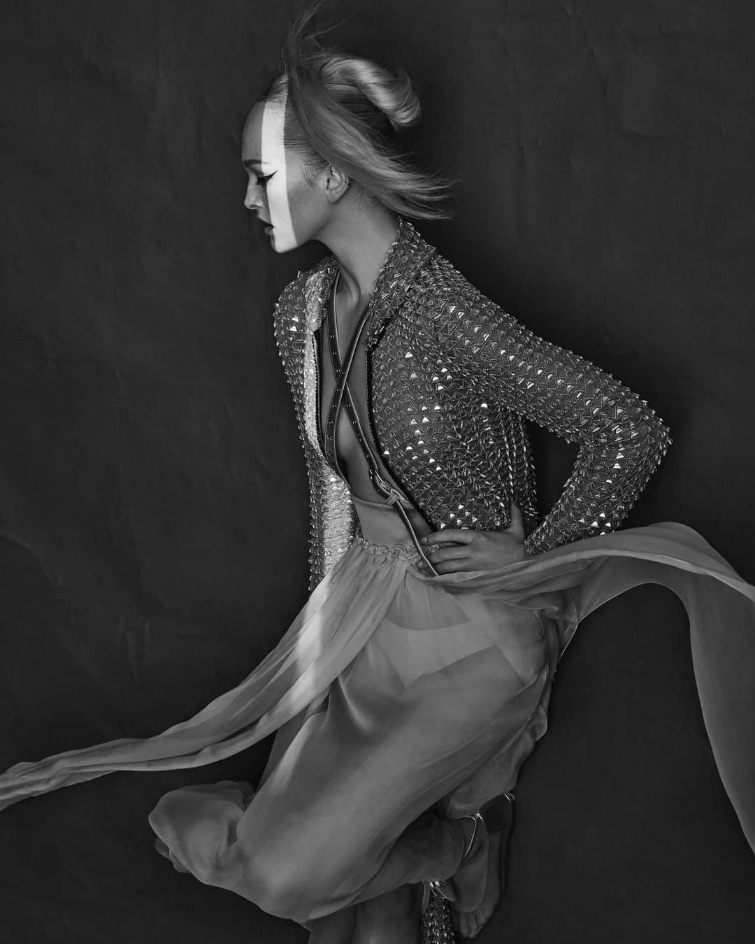 V Magazineさんのインスタグラム写真 - (V MagazineInstagram)「SPRING AWAKENING 🌸 To open 2021, designers capture the drama, the vibrancy, and the grandiosity that defines the artistry of fashion. In a new editorial lensed by @solvesundsbostudio and styled by @gro.curtis.studio from the pages of V128, our new spring issue, the dynamic duo capture 14 show-stopping looks that instill a sense of hope for fashion. As Gro Curtis states ”It’s about the drama and optimism of fashion—it shows how resilient designers are in these turbulent times.    Head to the link in bio to discover the full story + order your copy of V128 now! — Photography: @solvesundsbostudio Fashion: @gro.curtis.studio Makeup: @thevalgarland (@streetersagency) Hair: @keiterada (@julianwatsonagency)  Model: @jean_campbell (@dnamodels)  Manicure: @robbietomkins (@premierhairandmakeup) Casting: @shaunbeyen  Jean wears all clothing and accessories @giorgioarmani」1月12日 22時06分 - vmagazine