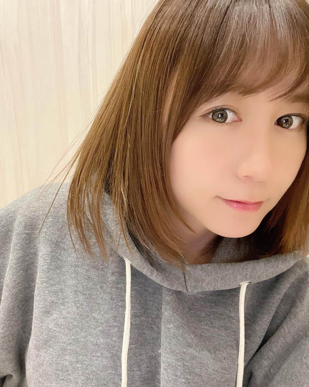 大場美奈さんのインスタグラム写真 - (大場美奈Instagram)「🐮 ウルフのおかげで髪切らないでボブになれました。 今年もよろしく。」1月12日 22時16分 - obamina__43