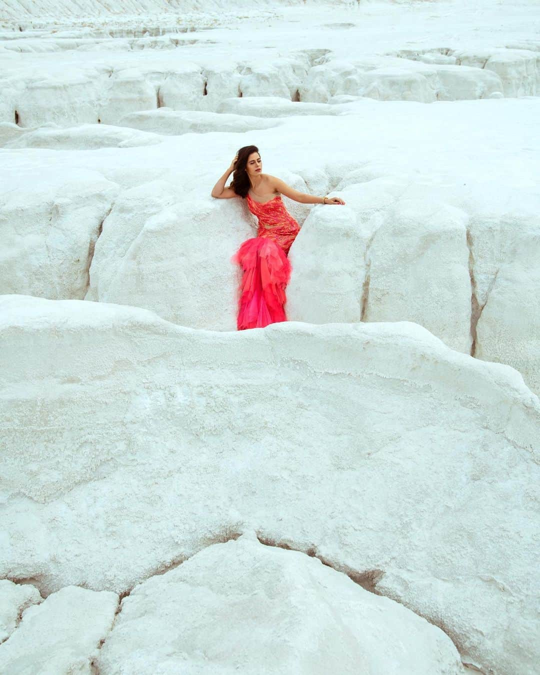 Aakriti Ranaさんのインスタグラム写真 - (Aakriti RanaInstagram)「Mermaid on duty! 🧜‍♀️ 🌊  This location and the outfit from @papadontpreachbyshubhika has my heart! I honestly didn’t feel like taking it off. Stay tuned to find out where this was shot 🤍  Thank you for the amazing pictures @thirddimension ❤️  #aakritirana #papadontpreachbyshubhika #outfit #ootd #outfitinspiration #mermaid #desert #desertrose #rajasthan #lookbook #outfitinspiration」1月12日 22時08分 - aakritiranaofficial