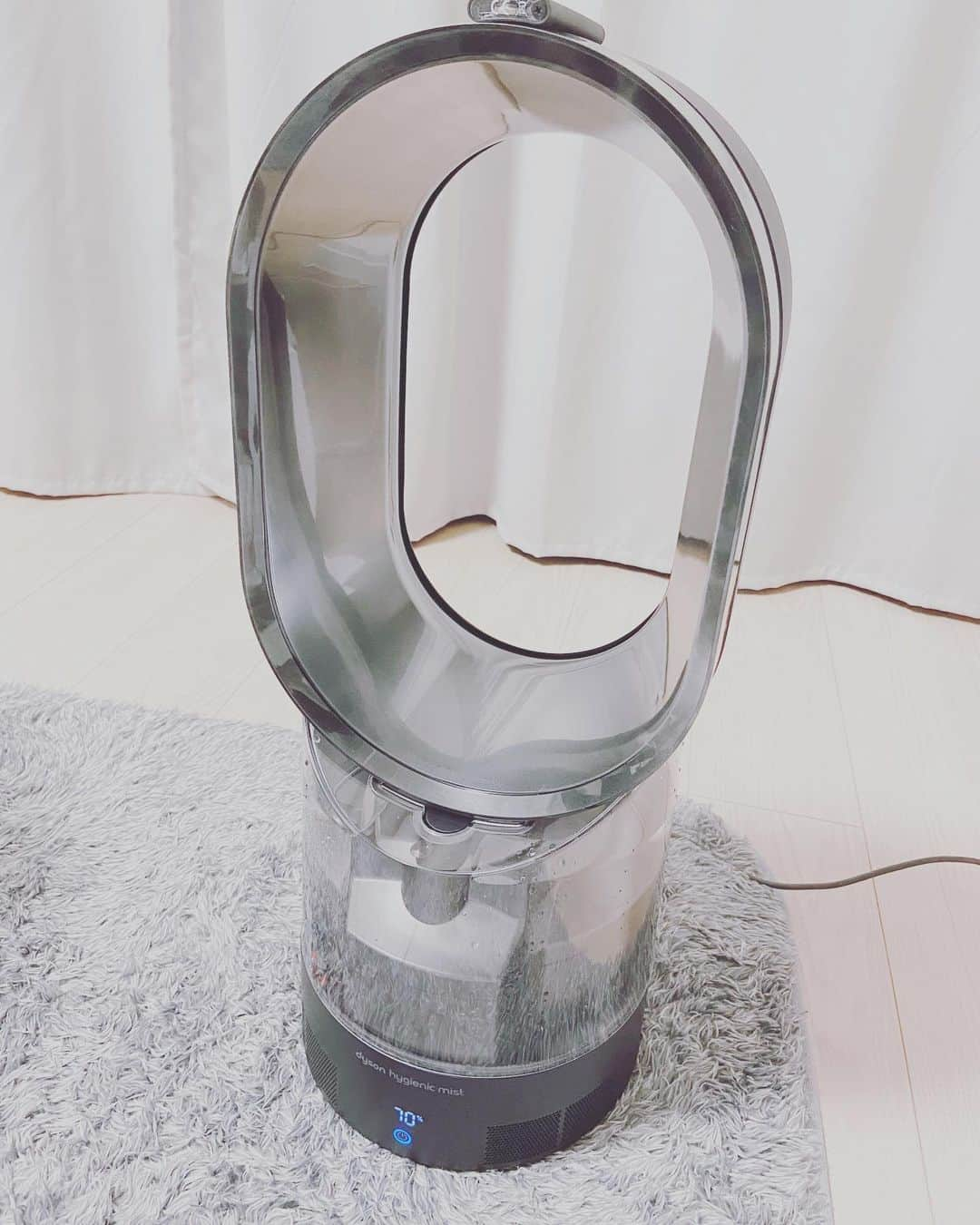 飯野詩帆のインスタグラム：「ちょっとずつ便利なおうちにする作戦。  #dyson #hygienicmist」