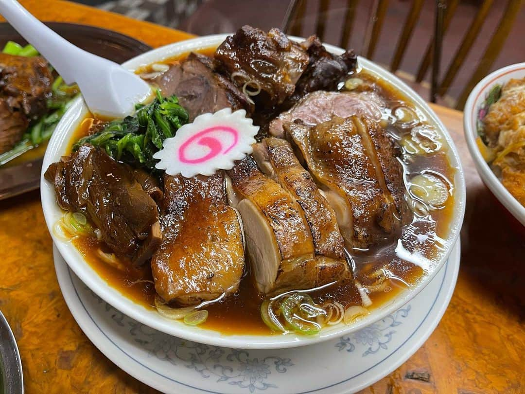 MAX鈴木のインスタグラム：「神旨いラーメン 生姜醤油の麺ビロビロ系 鶏チャーシューはスモーキーな香り マジで最強  #かし亀 #生姜醤油ラーメン」