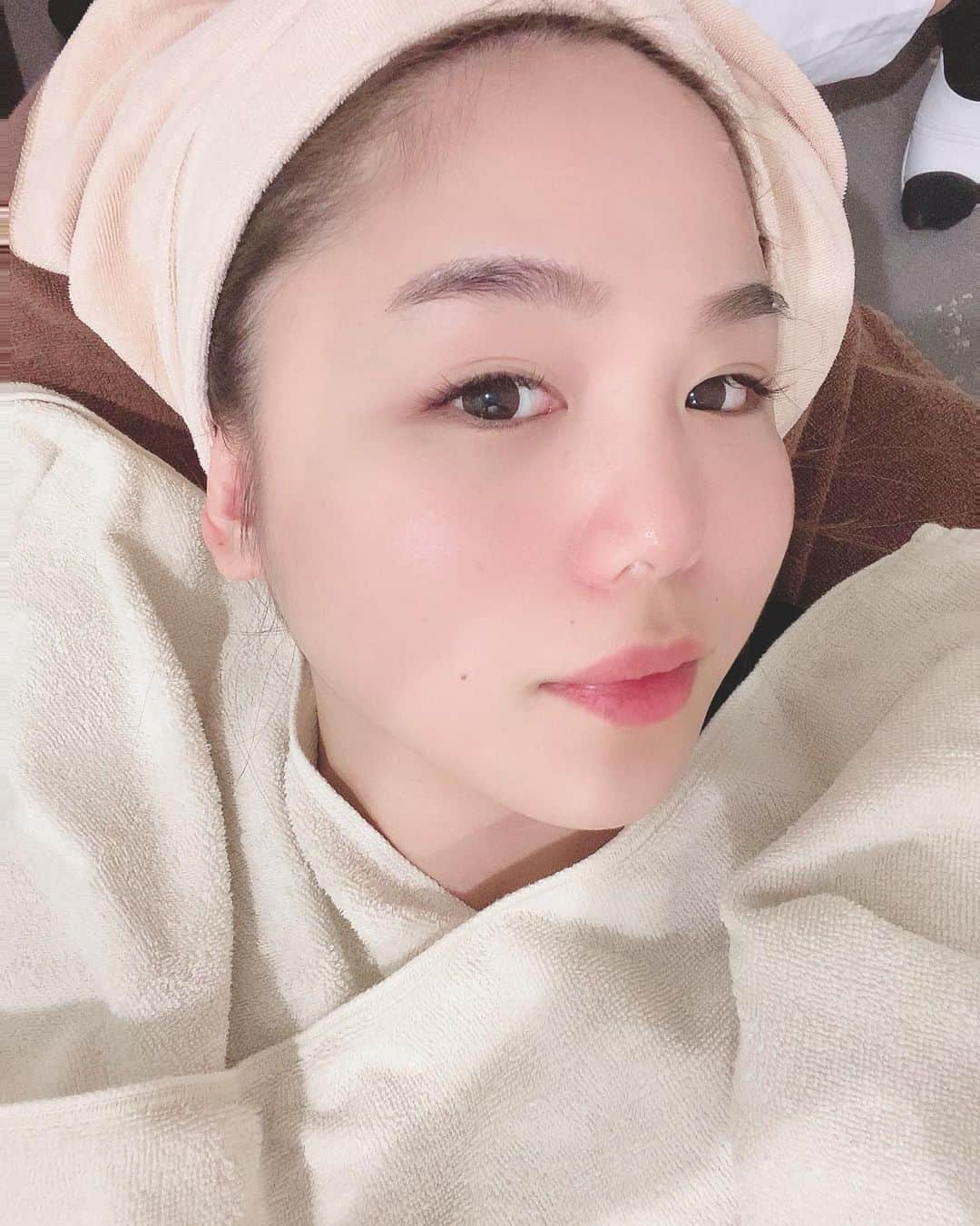 まゆまゆさんのインスタグラム写真 - (まゆまゆInstagram)「. 少し前に、遅ばせながら 美容医療デビュー🏥 近所で評判の良い、イケメンドクターのいる @dr.shuhei  @shuhei.beauty.clinic  西宮SHUHEIクリニックさんへ🏥👨‍⚕️ やってよかった美容医療上位に入っていて 切らないリフトアップと言われている #ハイフ するなら絶対に、医療でしたいと思ってて初体験。 医療ハイフは、真皮と皮下組織に熱作用を加えてたるんだ筋肉をキュッっと引き締めてくれる治療。 ダウンタイムがないし 即効性があるからめちゃくちゃいい❤️ 10日程経ちますが、 めっちゃ引き上がって大満足✨ クリニック新しくて綺麗だし カウンセリングもめちゃくちゃ丁寧で スタッフさんも優しくて可愛かった🥺 #西宮SHUHEI美容クリニック #西宮#夙川#苦楽園#美容#小顔#HIFU #美肌#美容クリニック#たるみ #ほうれい線#ハイフ#医療ハイフ」1月12日 22時12分 - 7mayu2mayu