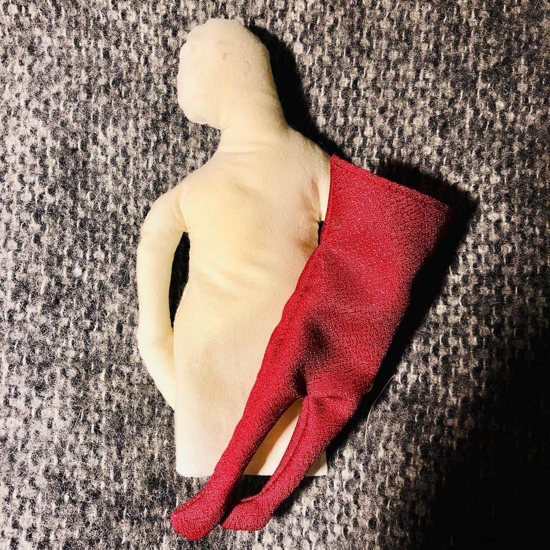 池田有希子さんのインスタグラム写真 - (池田有希子Instagram)「今日はモーリーのお誕生日です。  えへへ。間に合った！裸でムスタングを弾くモーリー人形を作りました。頭に指抜きを乗っけたらウイグル帽みたいになりました。  #handmadedoll #hubbysbirthday」1月12日 22時12分 - yukikoikeda