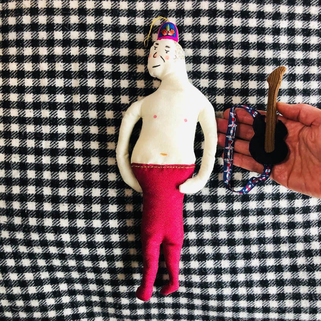 池田有希子さんのインスタグラム写真 - (池田有希子Instagram)「今日はモーリーのお誕生日です。  えへへ。間に合った！裸でムスタングを弾くモーリー人形を作りました。頭に指抜きを乗っけたらウイグル帽みたいになりました。  #handmadedoll #hubbysbirthday」1月12日 22時12分 - yukikoikeda