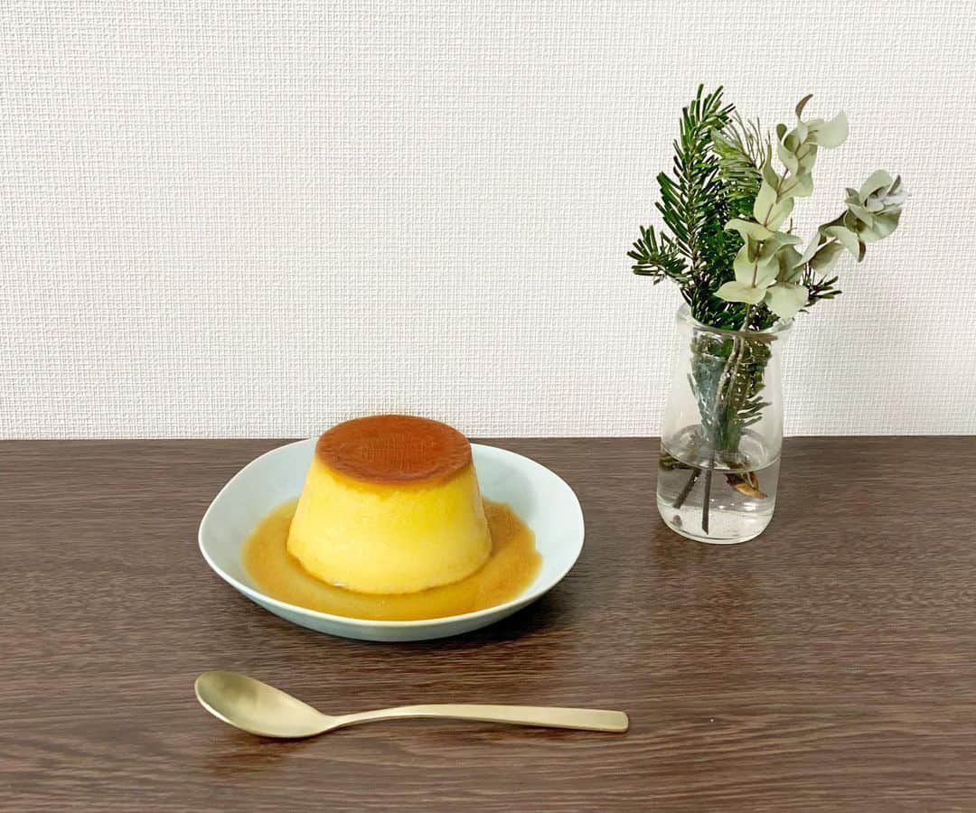 ドーキンズ英里奈のインスタグラム：「この三連休は 断捨離に始まり、お料理に掃除に あとゲームに、睡眠に。笑 ⠀ おうちでずっと過ごしていました☺️ ⠀ ⠀ ⠀ ストーリーズにも載せていたけれど のりまいプリン作ったよ🍮😋 ⠀ 固めのしっかりプリン 美味しくできました！！ ⠀ ⠀ ⠀ ⠀ ⠀ #プリン#プリン部 #固めのプリン  #おうち時間 #お料理記録#norimai_recipe」